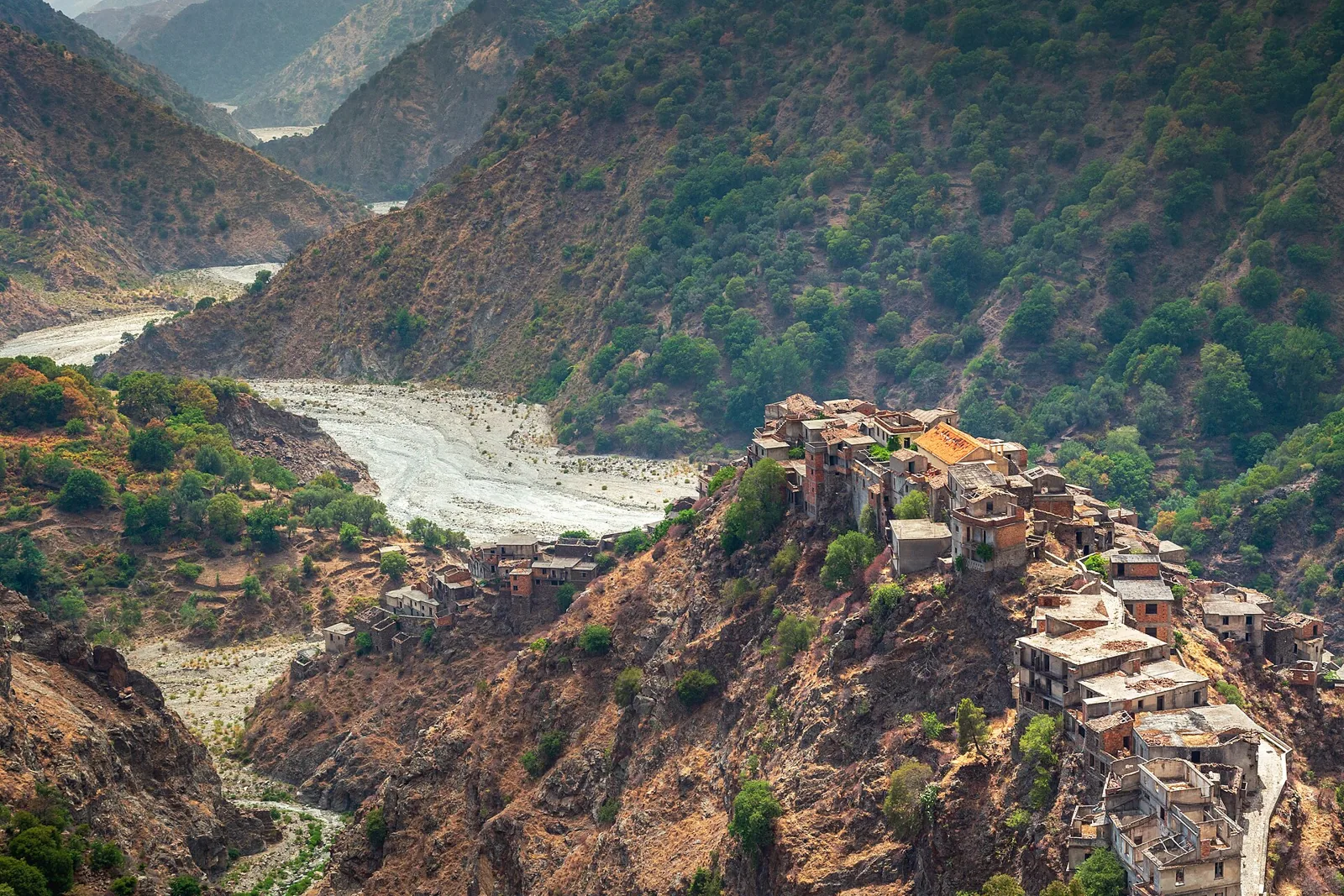 Roghudi and the Amendolea fiumara in the valley