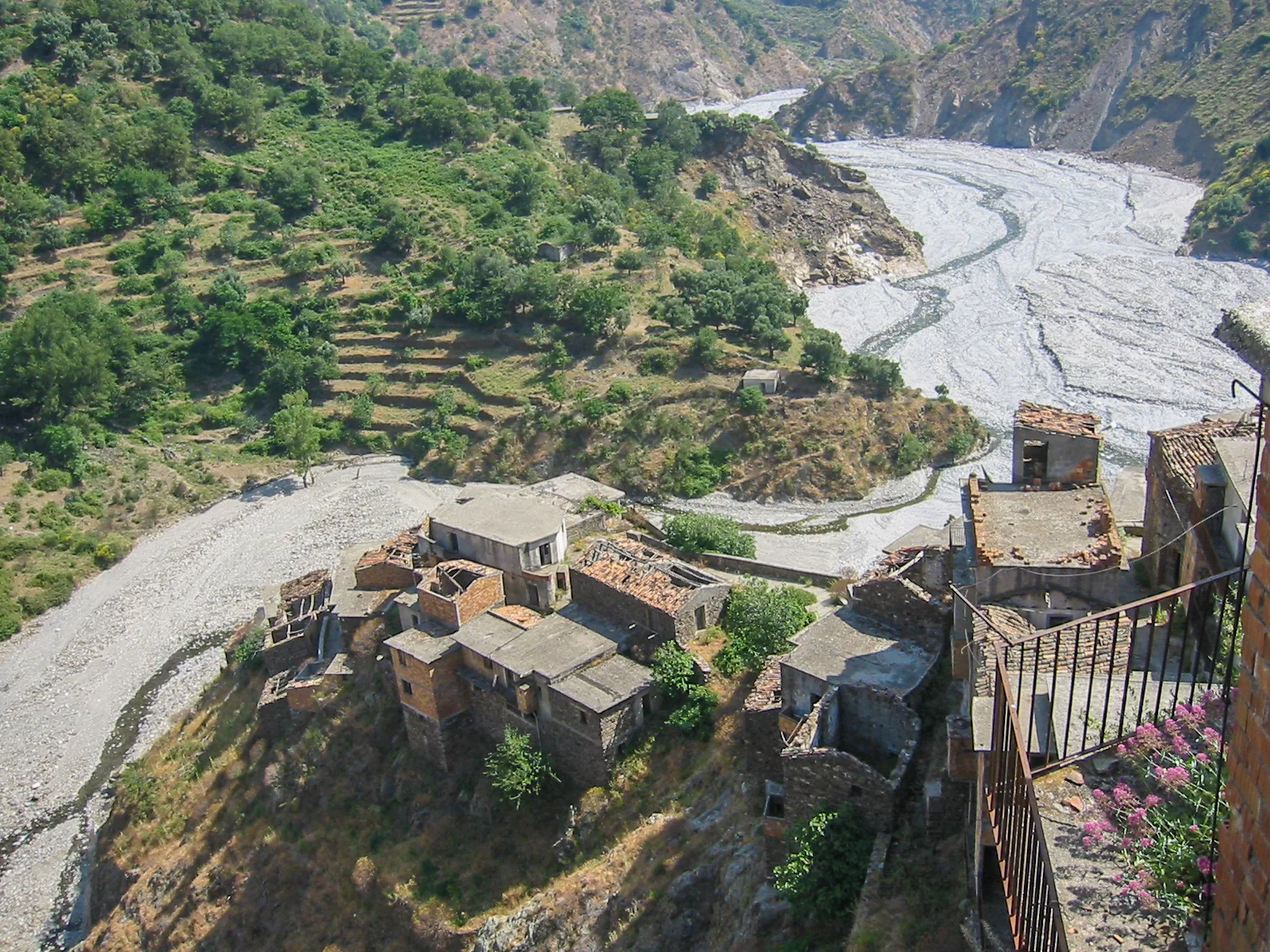Roghudi Vecchio and the Amendolea riverbed