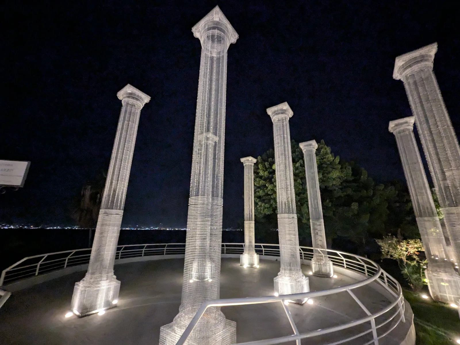 Opera by Edoardo Tresoldi – wire-mesh columns on the Lungomare in Reggio Calabria