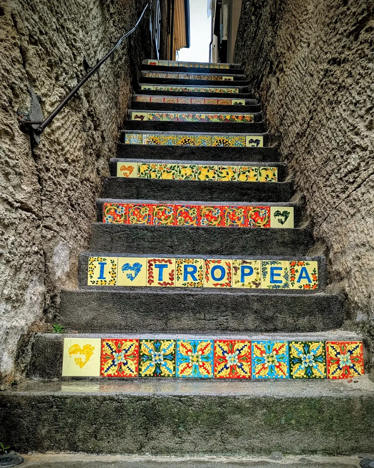 Steps decorated with “I love Tropea” ceramic tiles